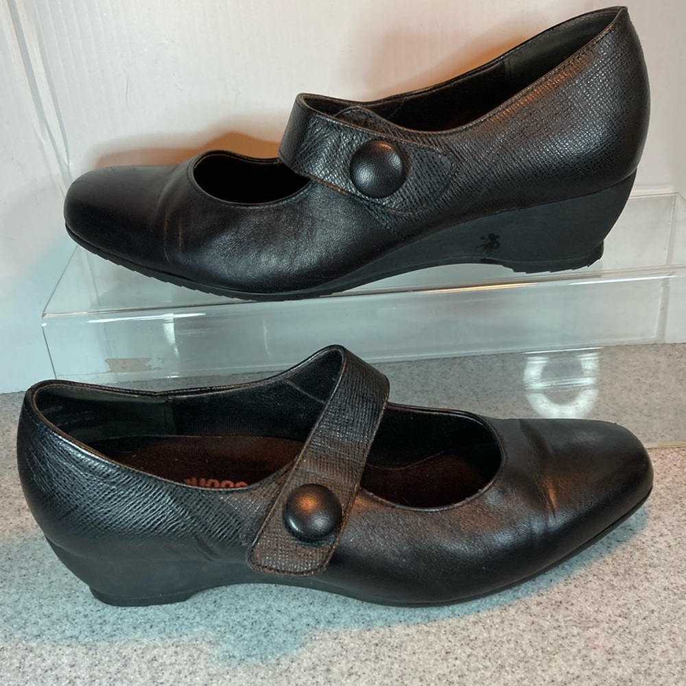 10w Munro American black Mary Janes with hook loop closure. Fits like 10.5 Fc 2